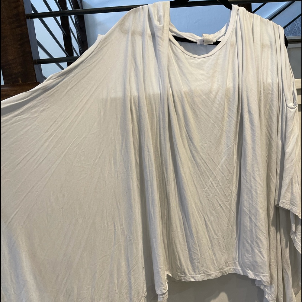 White over sized blouse with wide sleeves